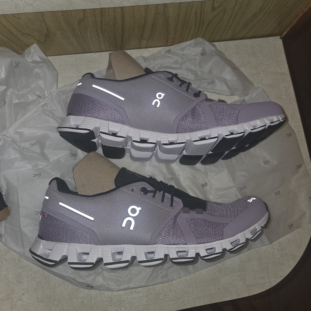New women's size 11 On Cloud lilac and black running shoes - Picture 2 of 4